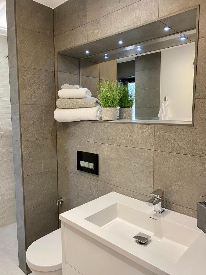 Stunning Modern Home Set In Beautiful Grounds. Bath Extérieur photo