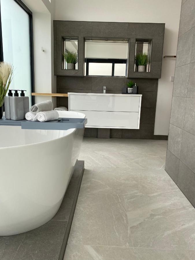 Stunning Modern Home Set In Beautiful Grounds. Bath Extérieur photo