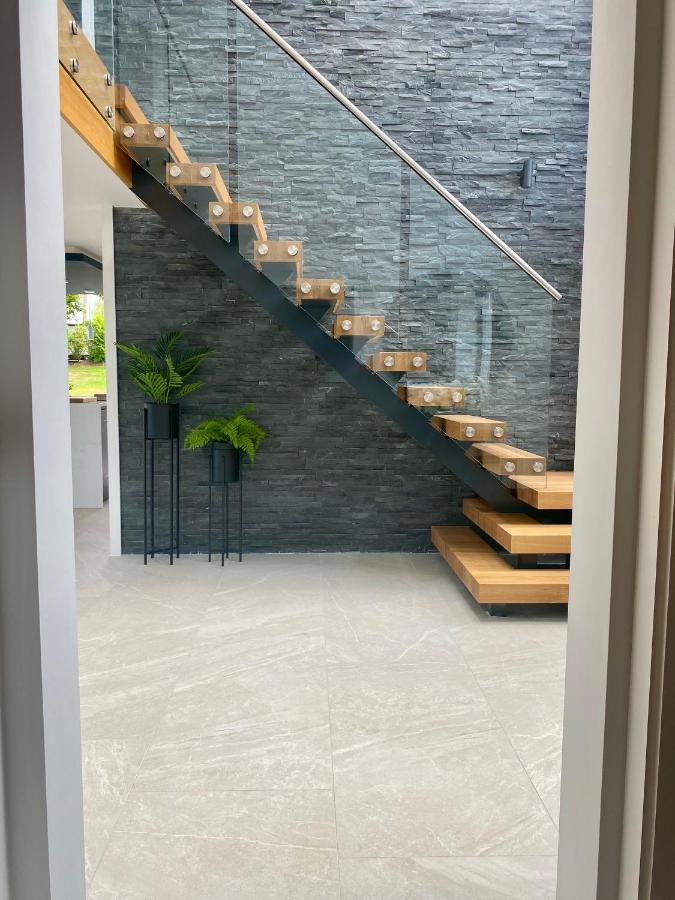 Stunning Modern Home Set In Beautiful Grounds. Bath Extérieur photo