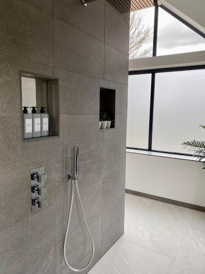 Stunning Modern Home Set In Beautiful Grounds. Bath Extérieur photo