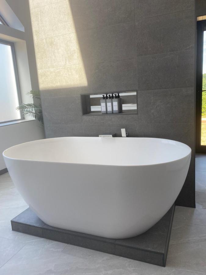 Stunning Modern Home Set In Beautiful Grounds. Bath Extérieur photo