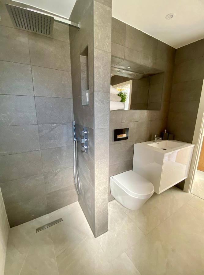 Stunning Modern Home Set In Beautiful Grounds. Bath Extérieur photo