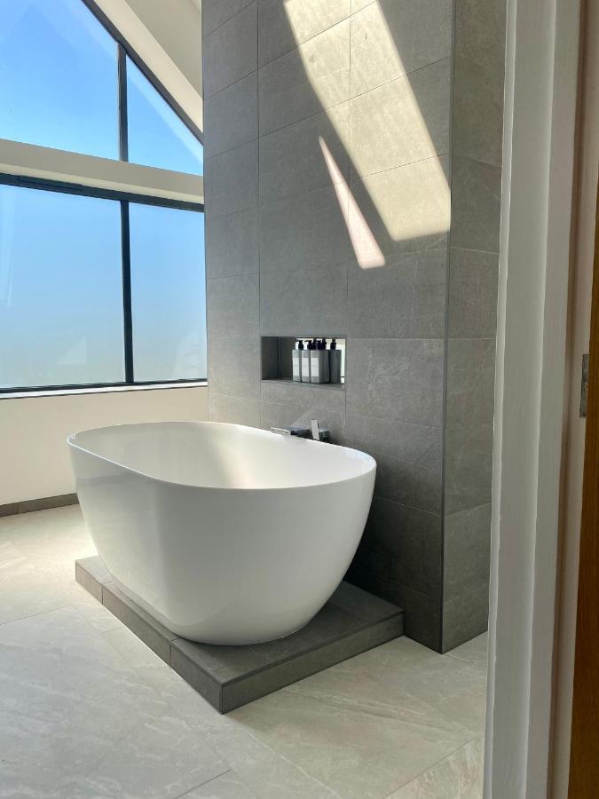 Stunning Modern Home Set In Beautiful Grounds. Bath Extérieur photo