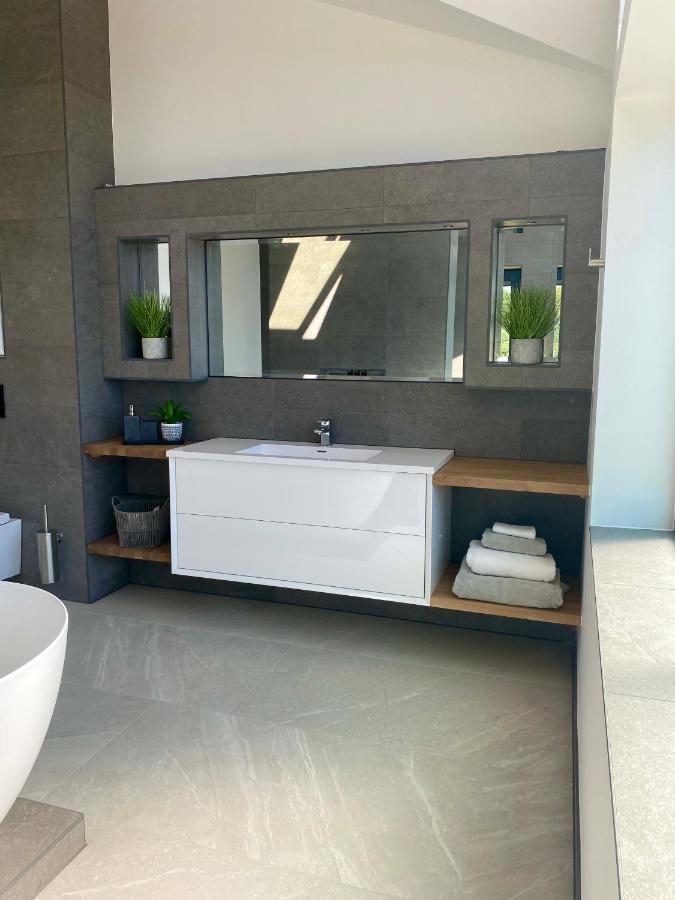 Stunning Modern Home Set In Beautiful Grounds. Bath Extérieur photo