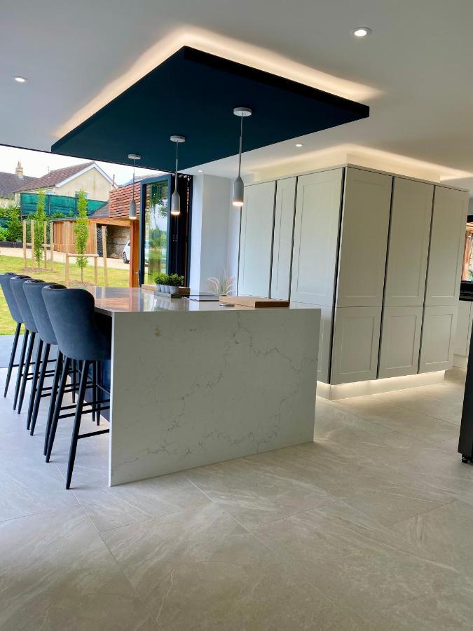 Stunning Modern Home Set In Beautiful Grounds. Bath Extérieur photo