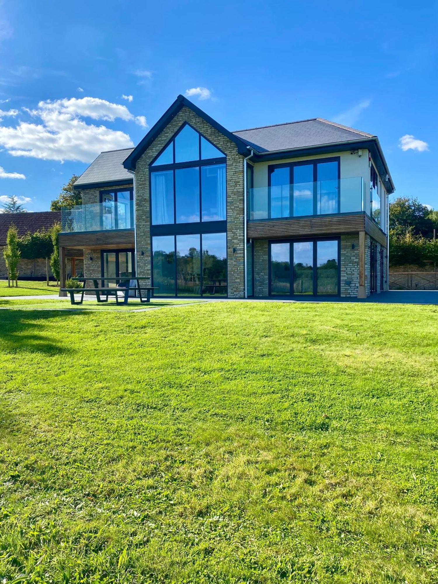 Stunning Modern Home Set In Beautiful Grounds. Bath Extérieur photo