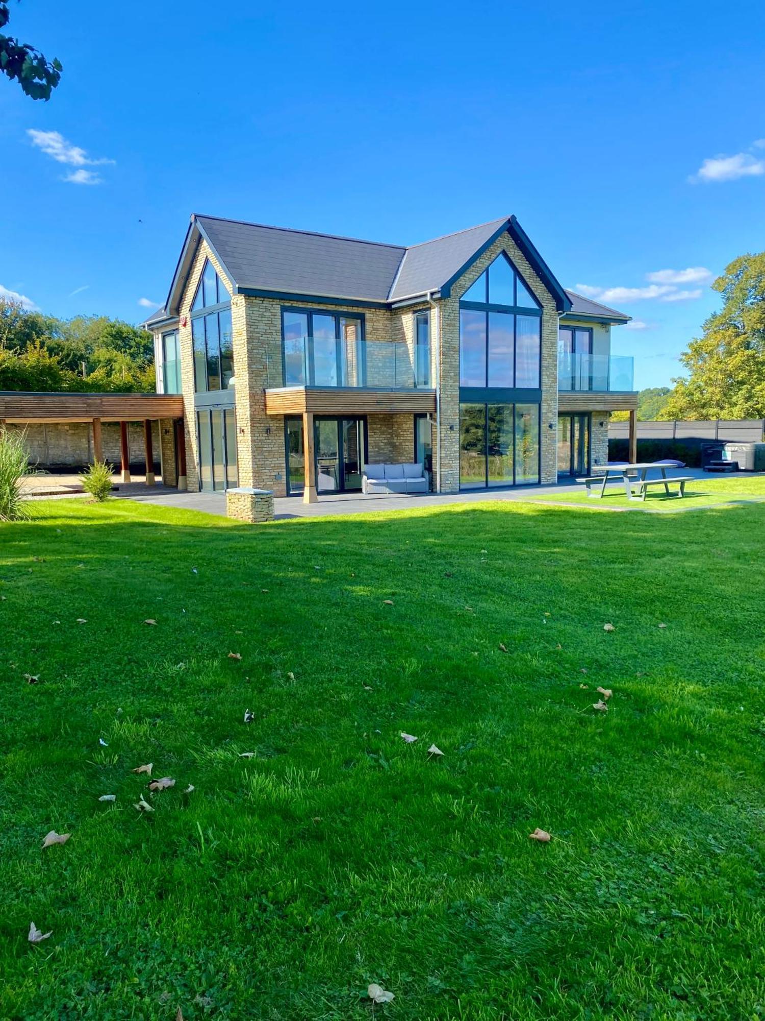 Stunning Modern Home Set In Beautiful Grounds. Bath Extérieur photo